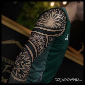 Tatuaż Geometryczny rękaw na ramieniu motyw: mandale styl: geometryczne