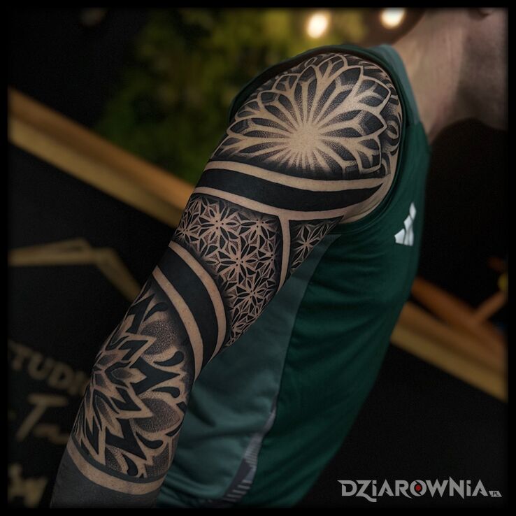 Tatuaż Geometryczny rękaw w motywie rękawy i stylu dotwork na ręce