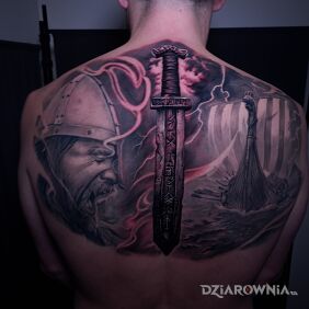 Tatuaż Połączone motywy na łopatkach motyw: fantasy styl: realistyczne