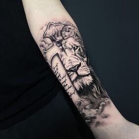 Tattoo Lion roaring in a cross against a cloudy background On the arm motif: black and gray style: graphic / illustrative