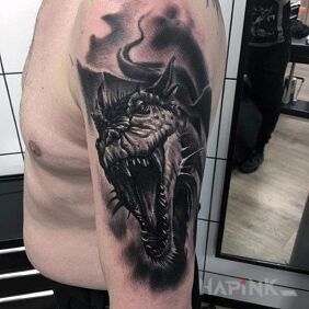 Tattoo Dragon's Maw on the upper arm motif: dragons