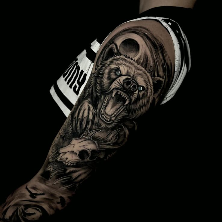 Tattoo Bear with a Skull in sleeves motif and graphic / illustrative style on the shoulder