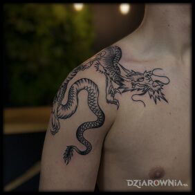 Tatuaż Oldschoolowy smok na barku motyw: czarno-szare styl: oldschool