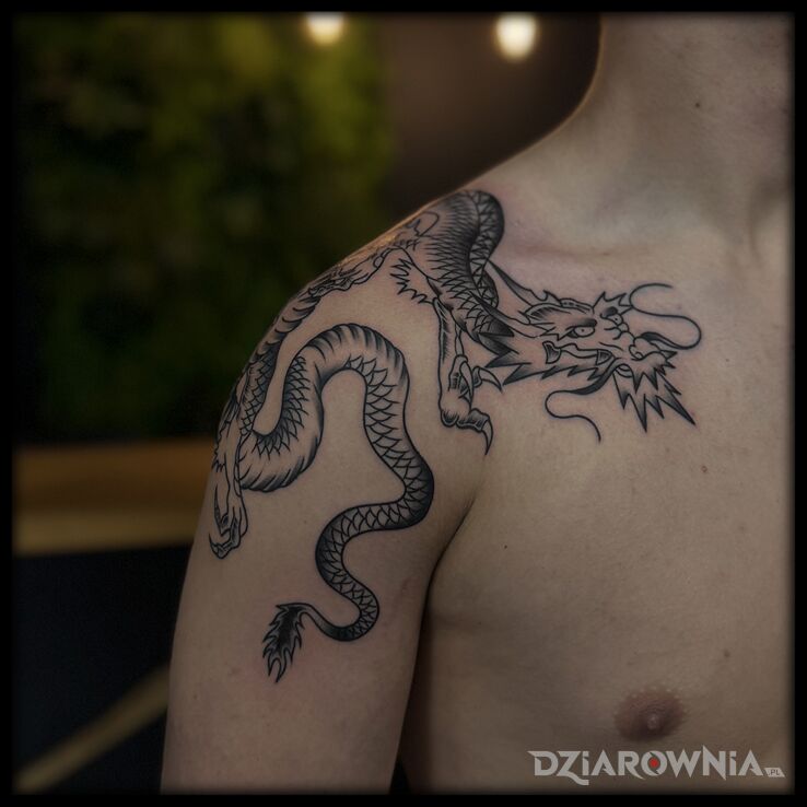 Tatuaż Oldschoolowy smok w motywie czarno-szare i stylu oldschool na barku
