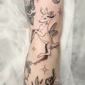 Tatuaż Magiczny jelonek na ramieniu motyw: kwiaty styl: kontury / linework