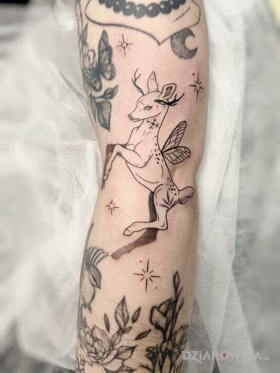 Tatuaż Magiczny jelonek w motywie czarno-szare i stylu kontury / linework na ręce