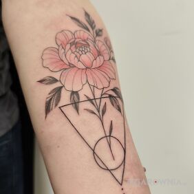 Tatuaż Różowa piwonia na ręce motyw: kwiaty styl: kontury / linework