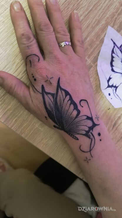 Tatuaż Motyl na dłoni w motywie czarno-szare i stylu graficzne / ilustracyjne na ręce