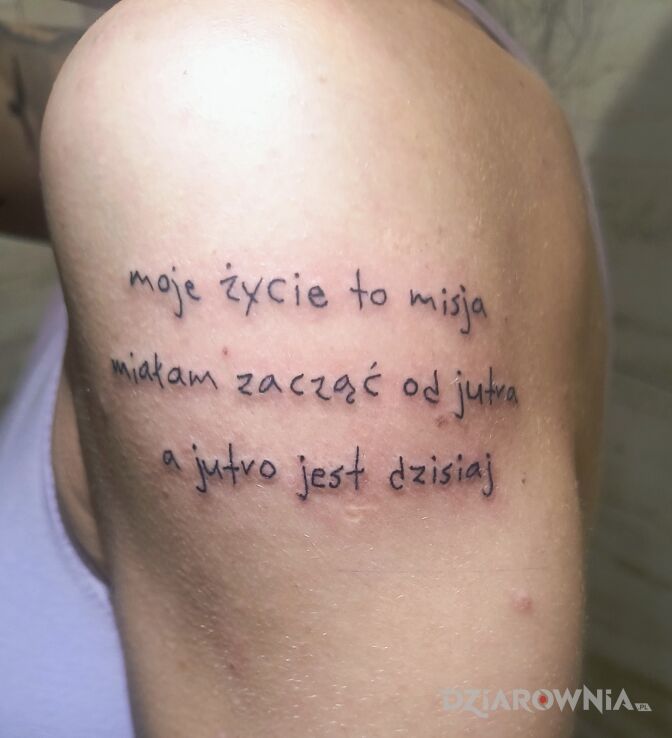 Tatuaż Cytat w motywie napisy i stylu kaligrafia na ramieniu