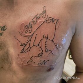 Tatuaż Tatuaż na klatce piersiowej My Family na klatce motyw: napisy styl: kontury / linework