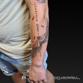 Tatuaż Memento mori na ręce motyw: anioły styl: graficzne / ilustracyjne