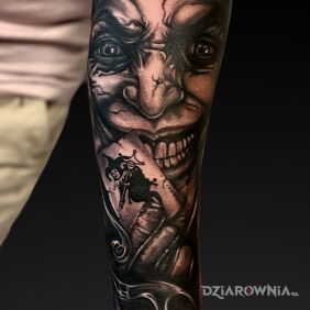 Tatuaż Joker z kartą na przedramieniu motyw: czarno-szare styl: realistyczne