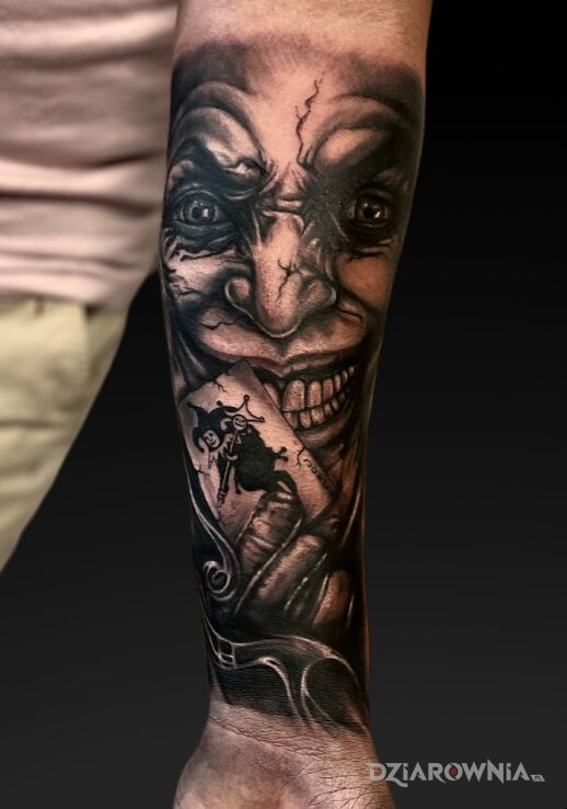 Tatuaż Joker z kartą w motywie twarze i stylu realistyczne na ręce
