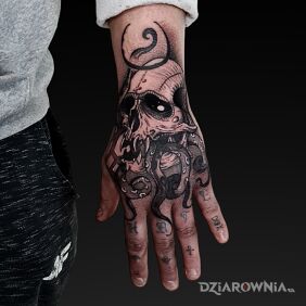 Tatuaż Czaszka z mackami na dłoni motyw: mroczne styl: graficzne / ilustracyjne