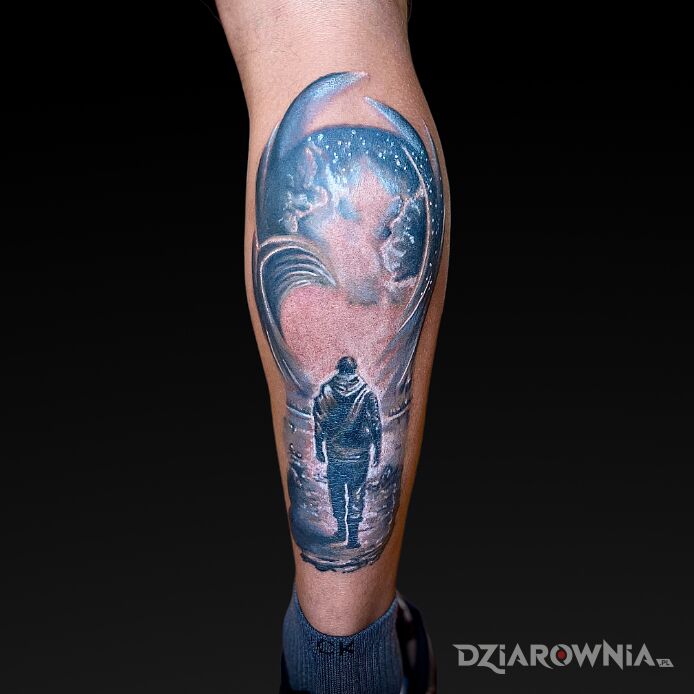 Tatuaż SciFi w motywie kolorowe i stylu realistyczne na łydce