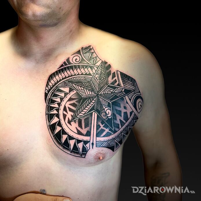 Tatuaż Polinezja na klacie w motywie ornamenty i stylu polinezyjskie na klatce
