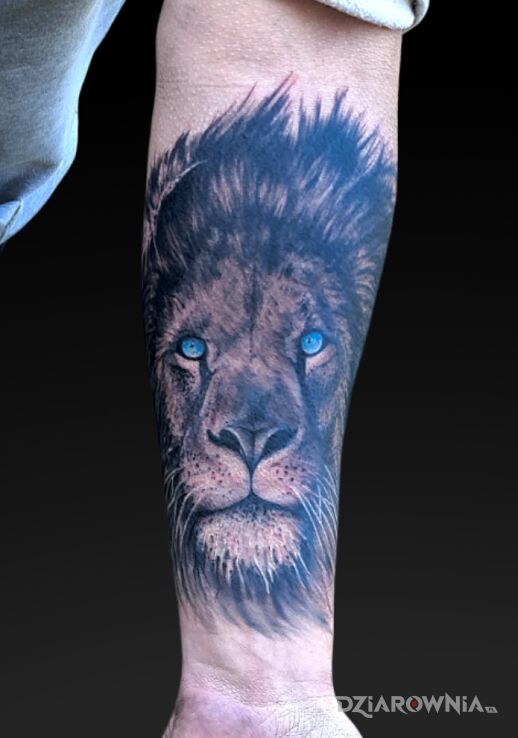 Tatuaż Lew z niebieskimi oczami w motywie znaki zodiaku i stylu realistyczne na ręce