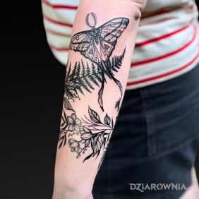 Tatuaż Florystyka na ręce motyw: florystyczne styl: realistyczne