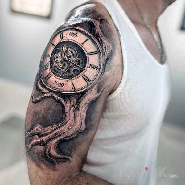 Tattoo Zegar drzewny in 3D motif and realistic style on the upper arm