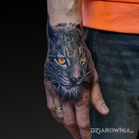 Tatuaż Ryś na dłoni motyw: czarno-szare styl: realistyczne