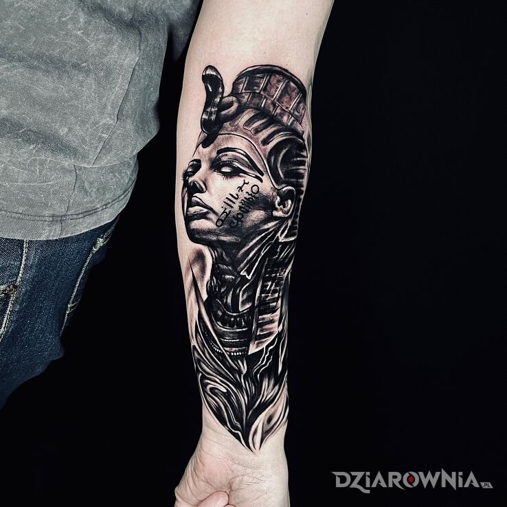 Tatuaż Nefretiti w motywie postacie i stylu realistyczne na przedramieniu