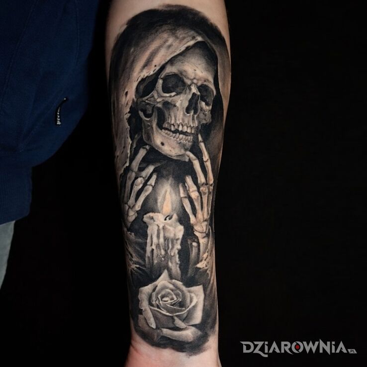Tatuaż Kostucha nad płonącą świecą w motywie mroczne i stylu realistyczne na ręce