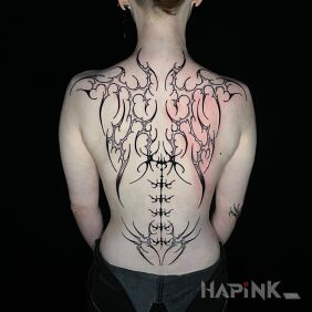 Tattoo Back on the shoulder blades motif: black and gray