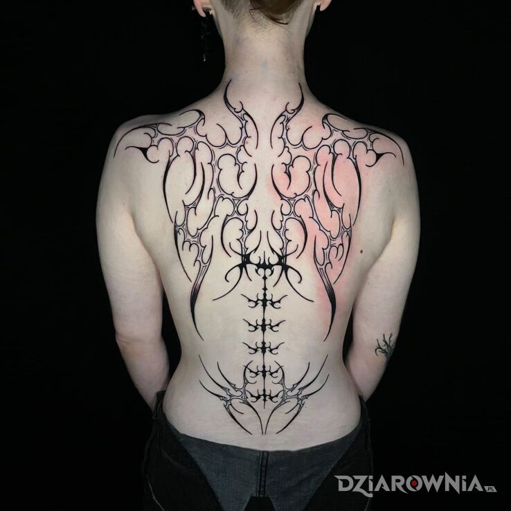 Tatuaż Plecy w motywie czarno-szare i stylu neo tribal na łopatkach