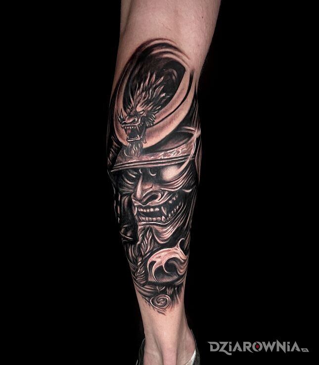 Tatuaż Demon samurai w motywie fantasy i stylu realistyczne na nodze