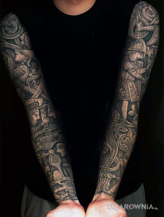 Tatuaż drewniane rece w motywie postacie na ramieniu