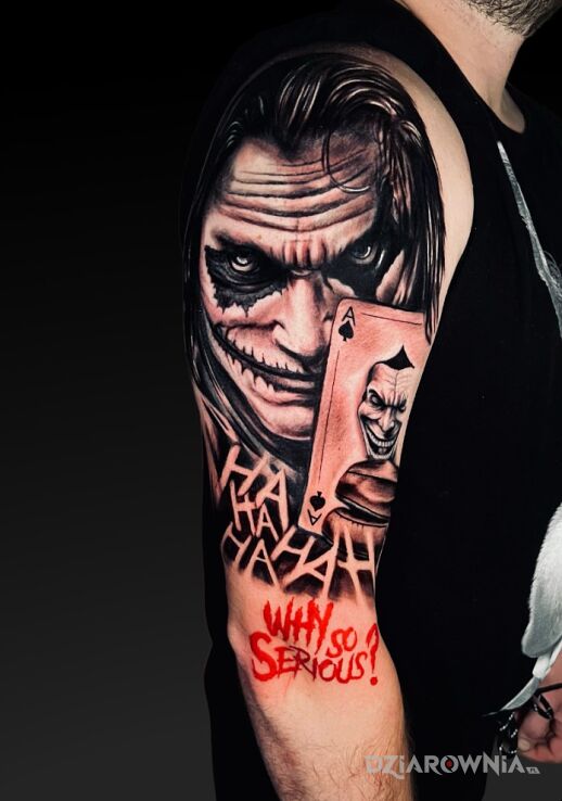 Tatuaż Joker w motywie czarno-szare i stylu realistyczne na ramieniu