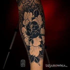 Tatuaż Japoński kwiat na nodze motyw: kwiaty styl: blackwork / blackout