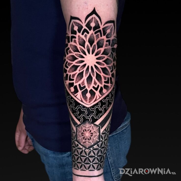 Tatuaż Geometria w motywie ornamenty i stylu geometryczne na ręce