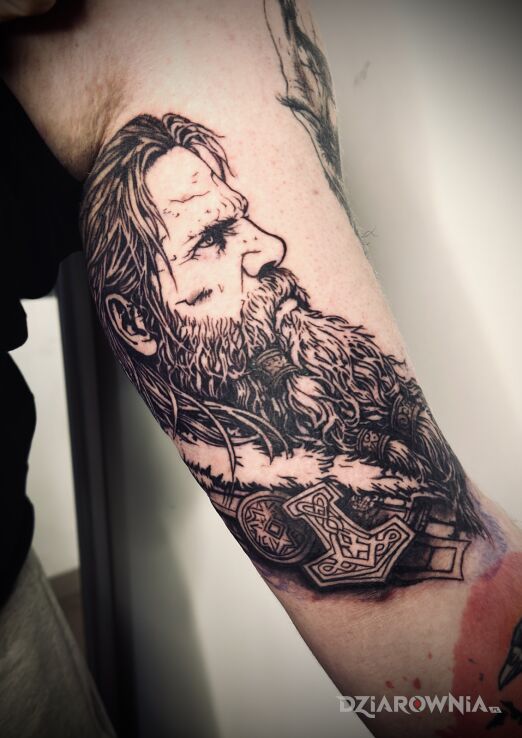 Tatuaż Thor w motywie czarno-szare i stylu graficzne / ilustracyjne na bicepsie