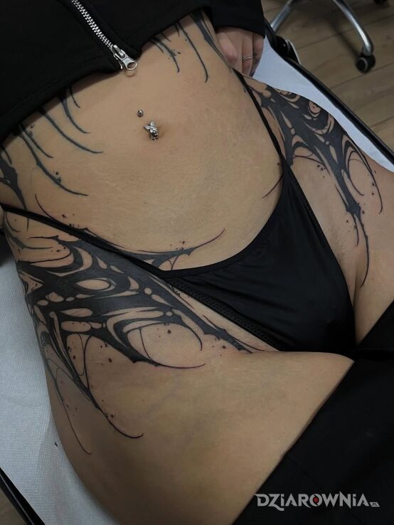 Tatuaż Czarne biodra w motywie czarno-szare i stylu blackwork / blackout na biodrze