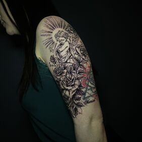 Tattoo Little angel rays and roses fitted into an old tattoo On the arm motif: black and gray style: graphic / illustrative