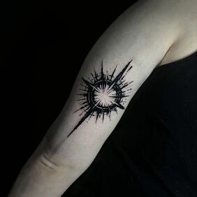 Tattoo Wheel with rays star in dark style on the upper arm motif: dark style: abstract