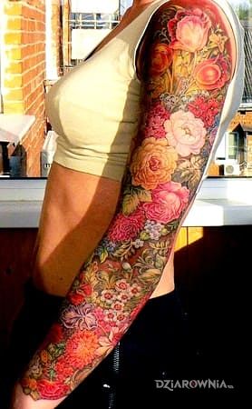 Tatuaż kwiaty i nic poza tym w motywie rękawy na przedramieniu