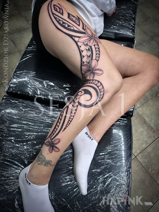 Tattoo We fit it into 1 session in flowers motif and tribal style on the thigh