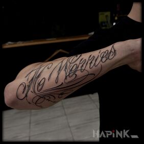 Tattoo No Worries on the forearm motif: lettering style: calligraphy