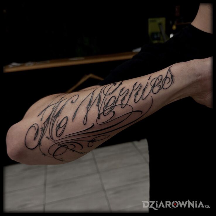 Tatuaż No Worries w motywie czarno-szare i stylu kaligrafia na przedramieniu