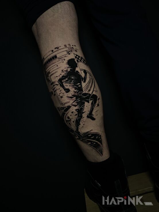Tattoo Runner in characters motif and blackwork / blackout style on the leg