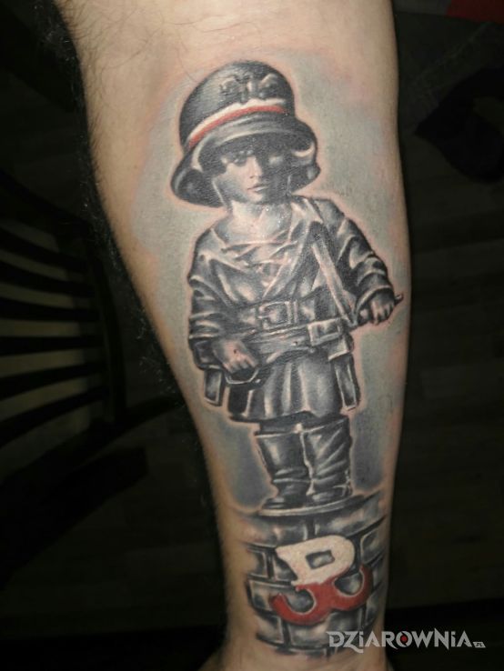 Tatuaż mały powstaniec w motywie patriotyczne na przedramieniu