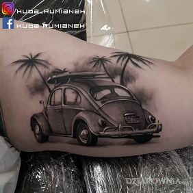 Tatuaż Volkswagen  wakacyjnie na ramieniu motyw: przedmioty styl: realistyczne