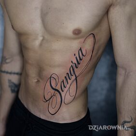 Tatuaż Napis „Samgria „ na brzuchu motyw: czarno-szare styl: kaligrafia