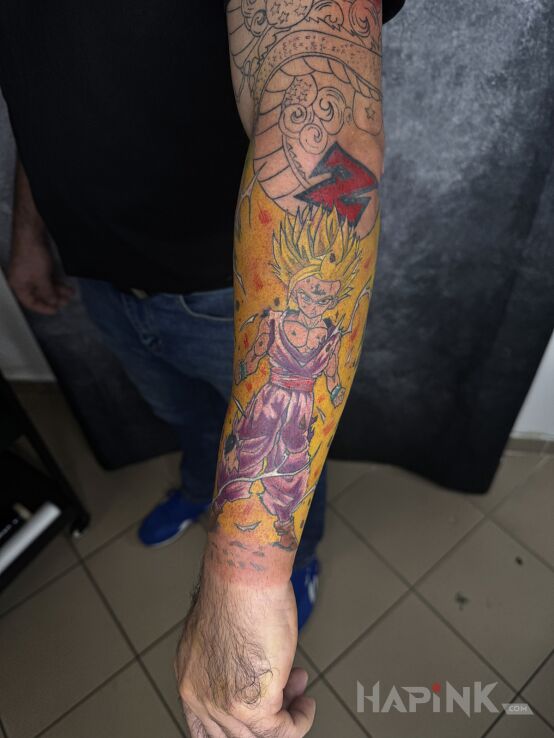Tattoo Sleeve Continuation with Dragon Ball in sleeves motif and cartoon / comic book style On the arm