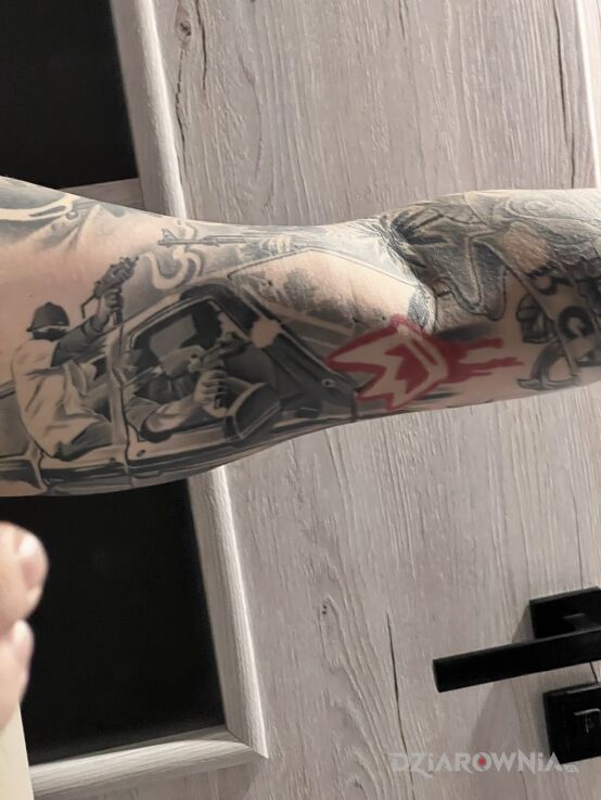 Tatuaż GTA w motywie czarno-szare i stylu realistyczne na bicepsie