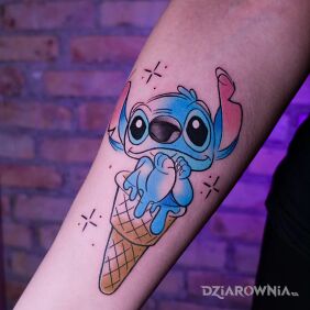 Tatuaż Uroczy stitch w rożku na ręce motyw: małe styl: kreskówkowe / komiksowe