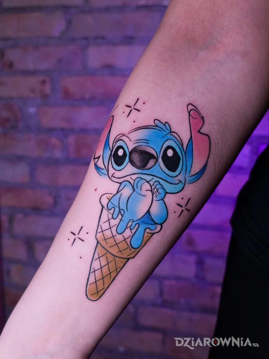 Tatuaż Uroczy stitch w rożku w motywie postacie i stylu kreskówkowe / komiksowe na przedramieniu
