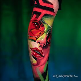 Tatuaż Portret kobiety w okularach przeciwsłonecznych na łydce motyw: twarze styl: realistyczne